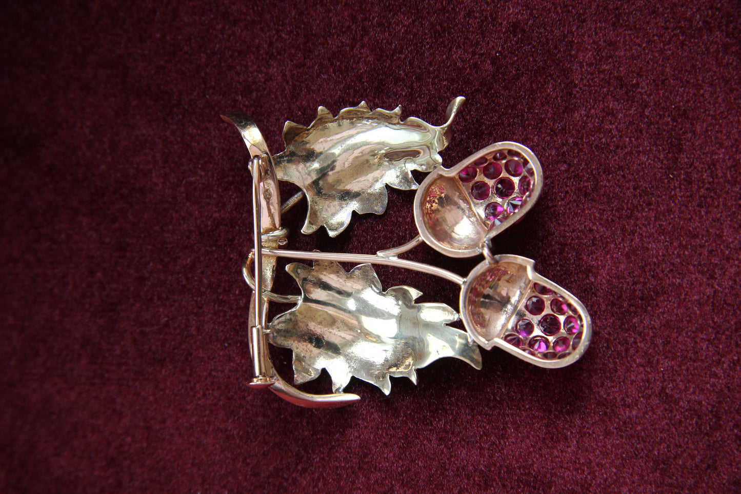 Gold and synthetic ruby brooch