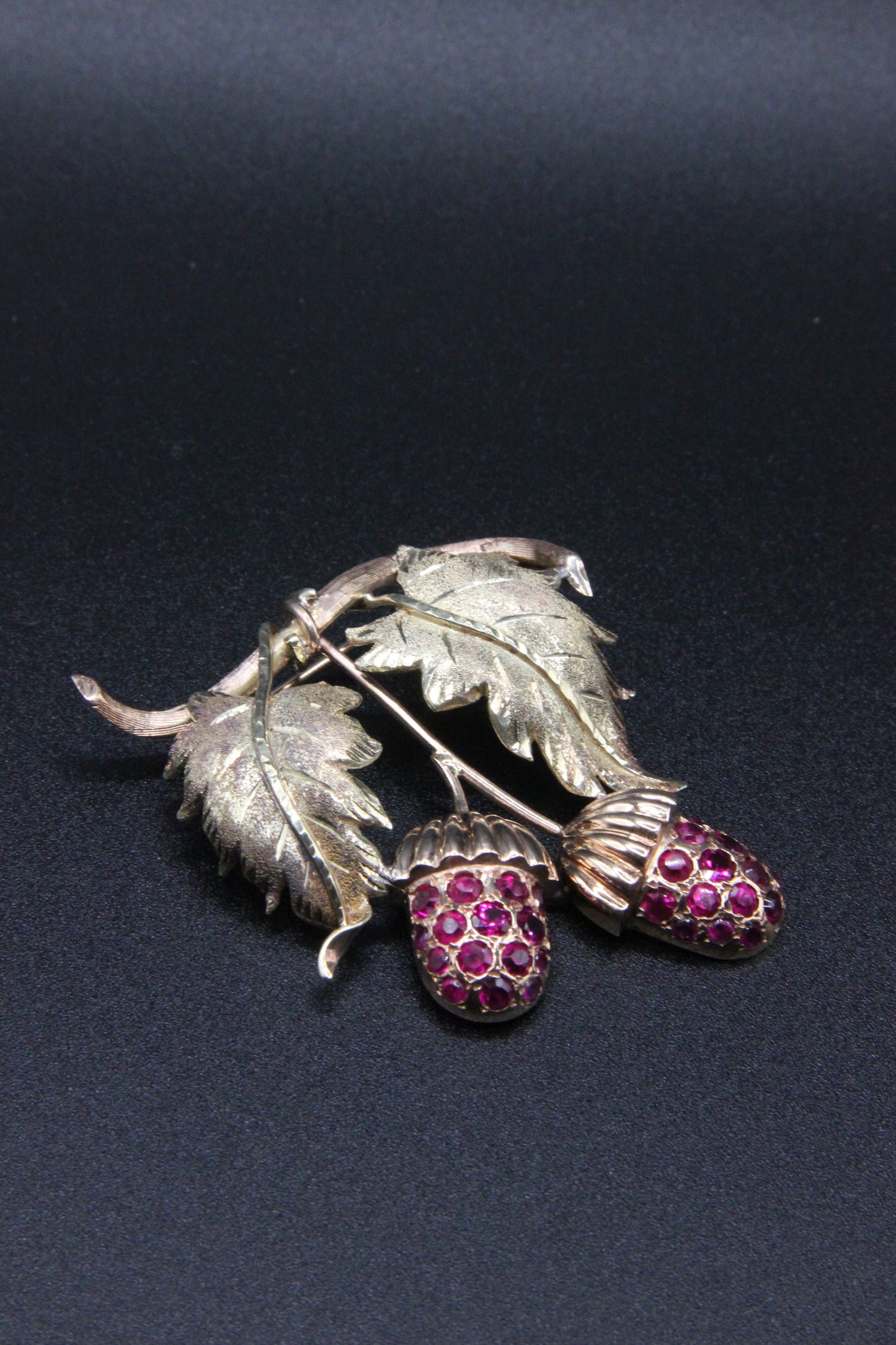 Gold and synthetic ruby brooch