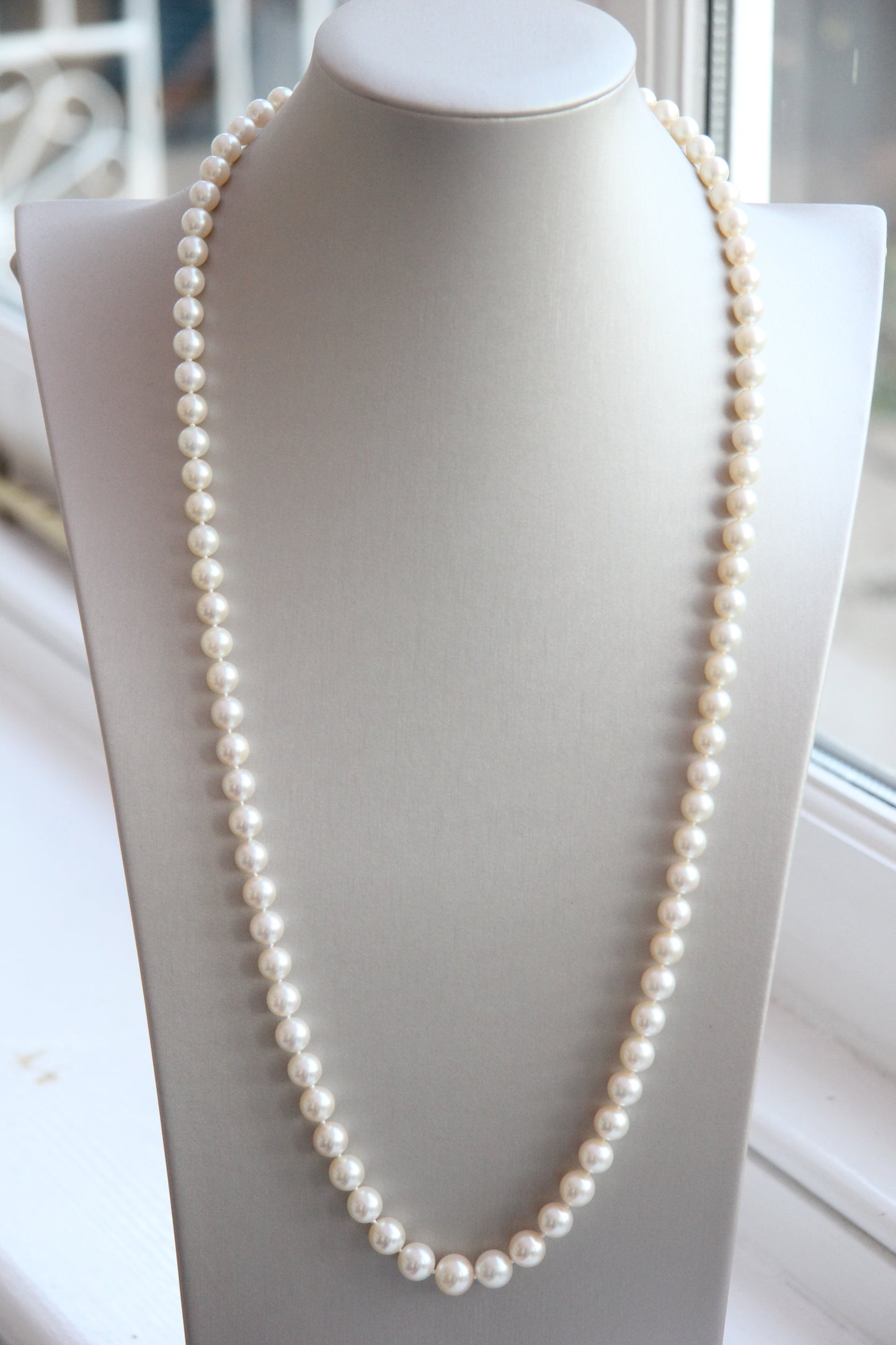 Akoya sautoir with emerald clasp
