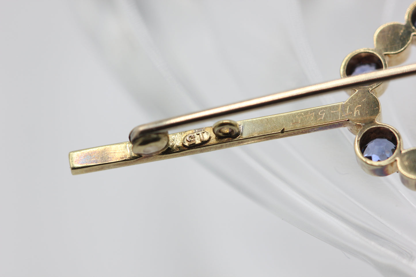 Bar sapphire brooch