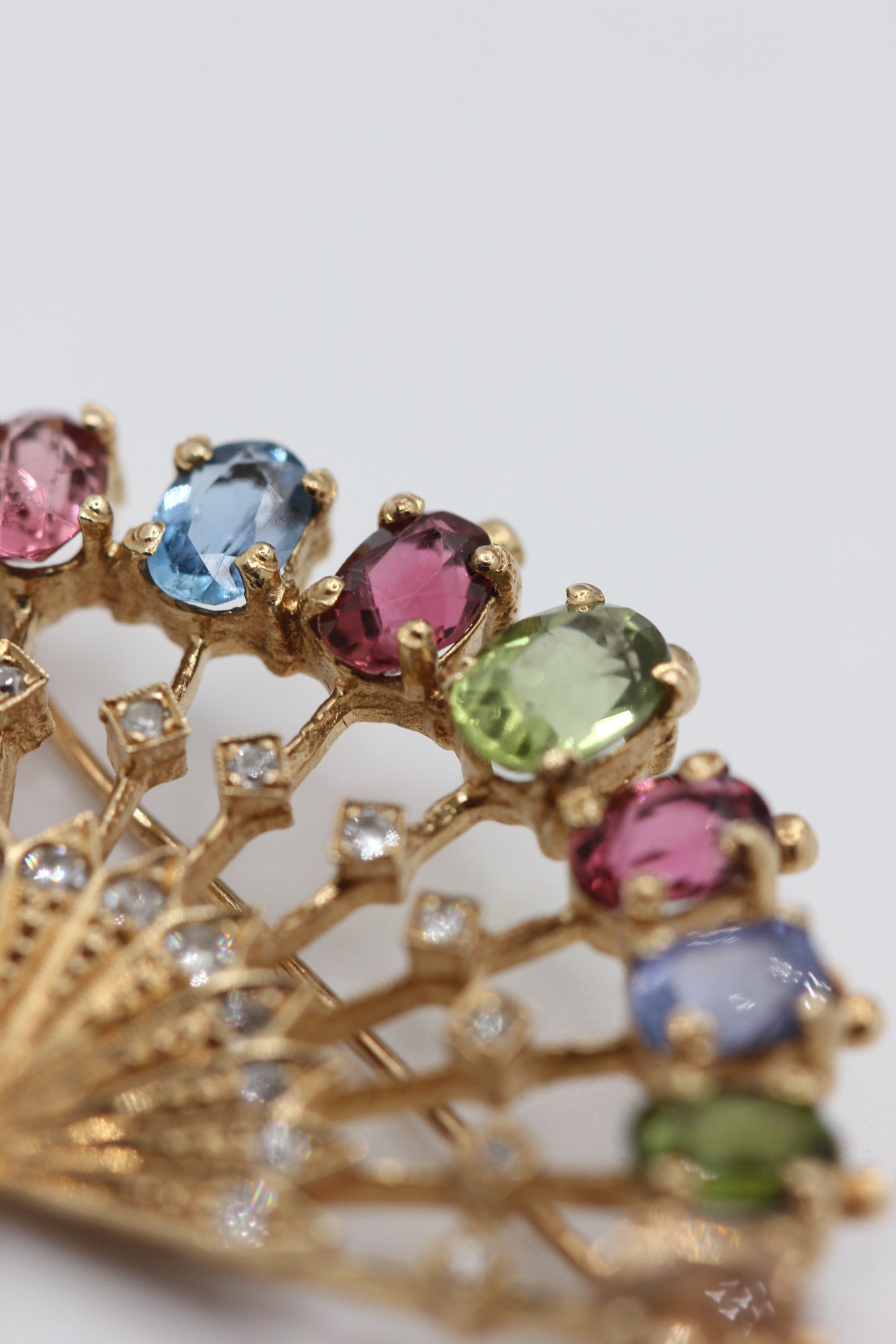 Fan brooch