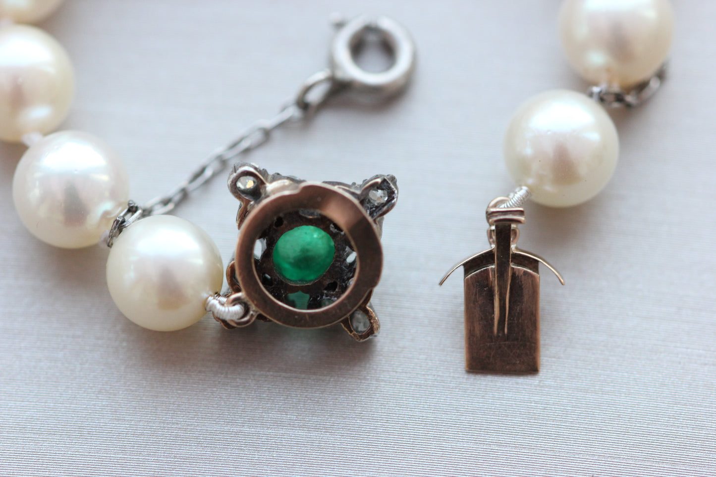 Akoya sautoir with emerald clasp