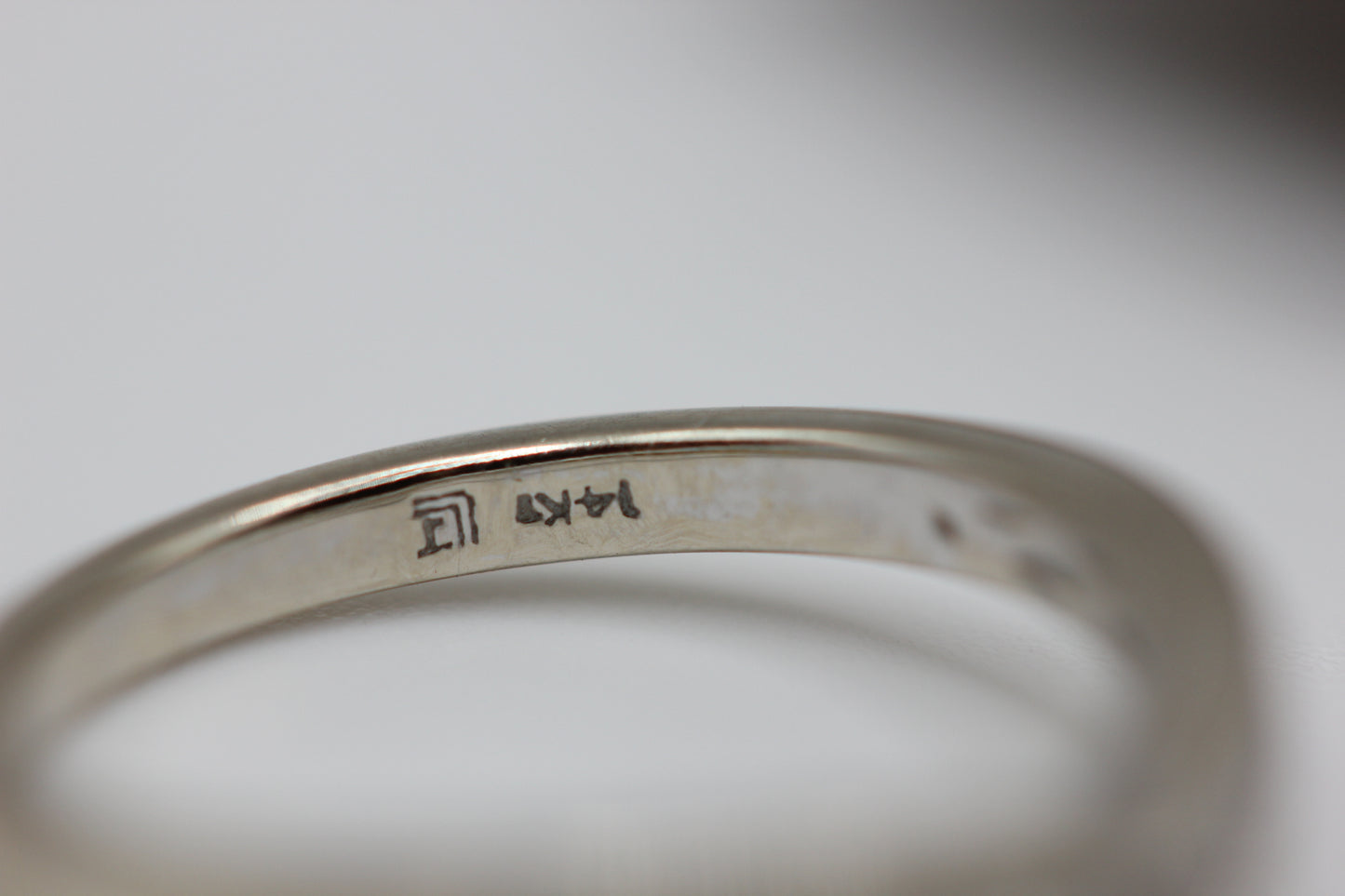 V-shaped diamond ring