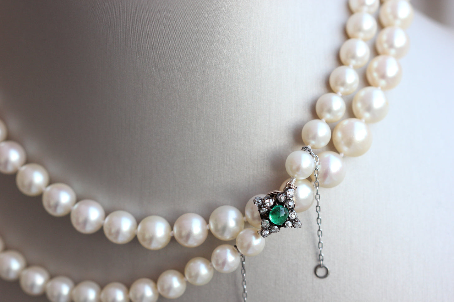 Akoya sautoir with emerald clasp