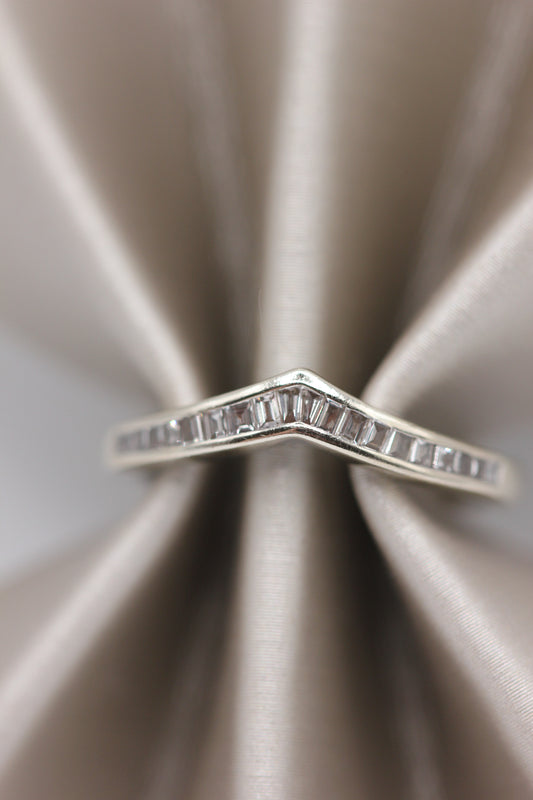 V-shaped diamond ring