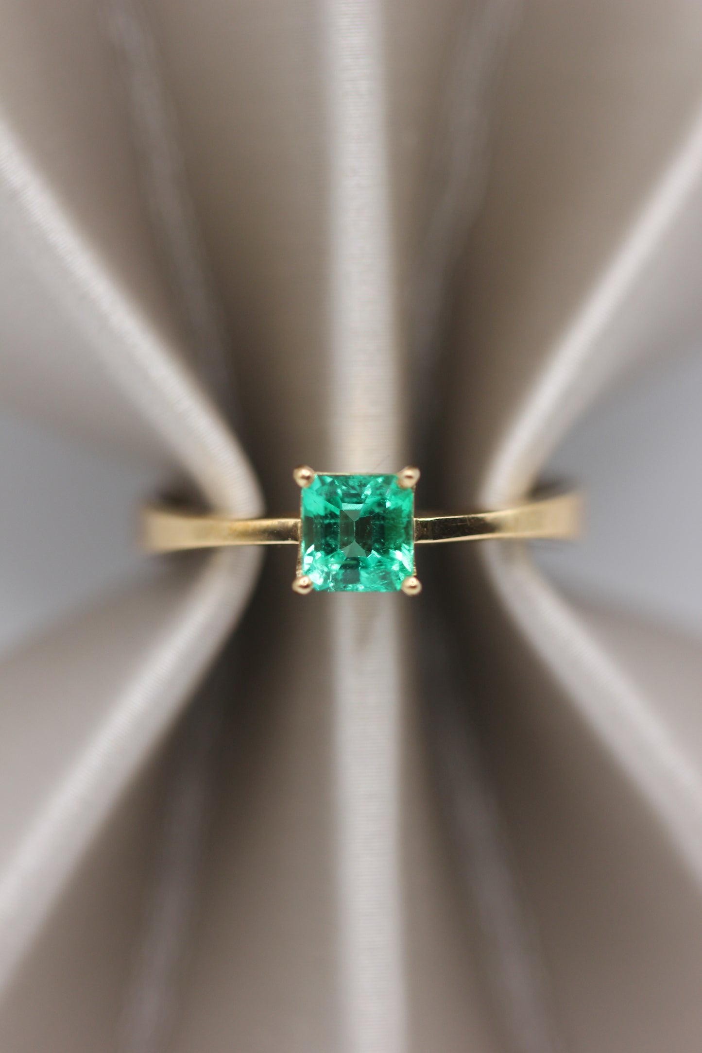 Colombian emerald ring