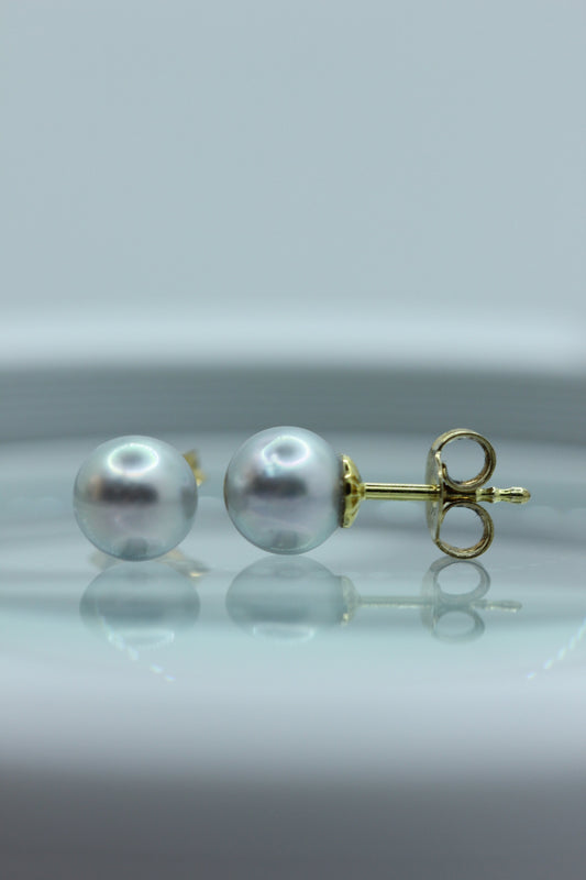 Pearl and yellow gold studs